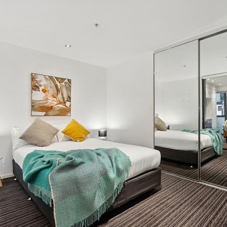 Complete Host Halo Apartments Melbourne Room photo