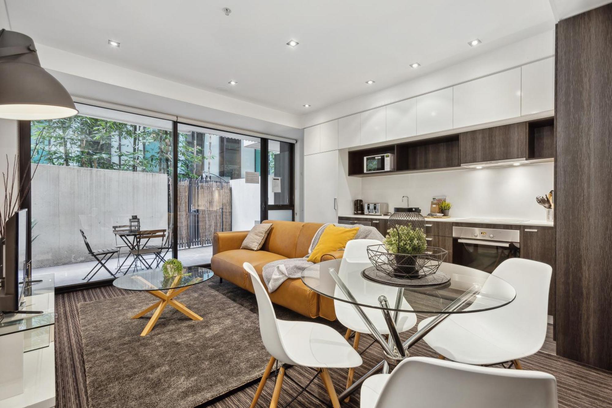 Complete Host Halo Apartments Melbourne Room photo