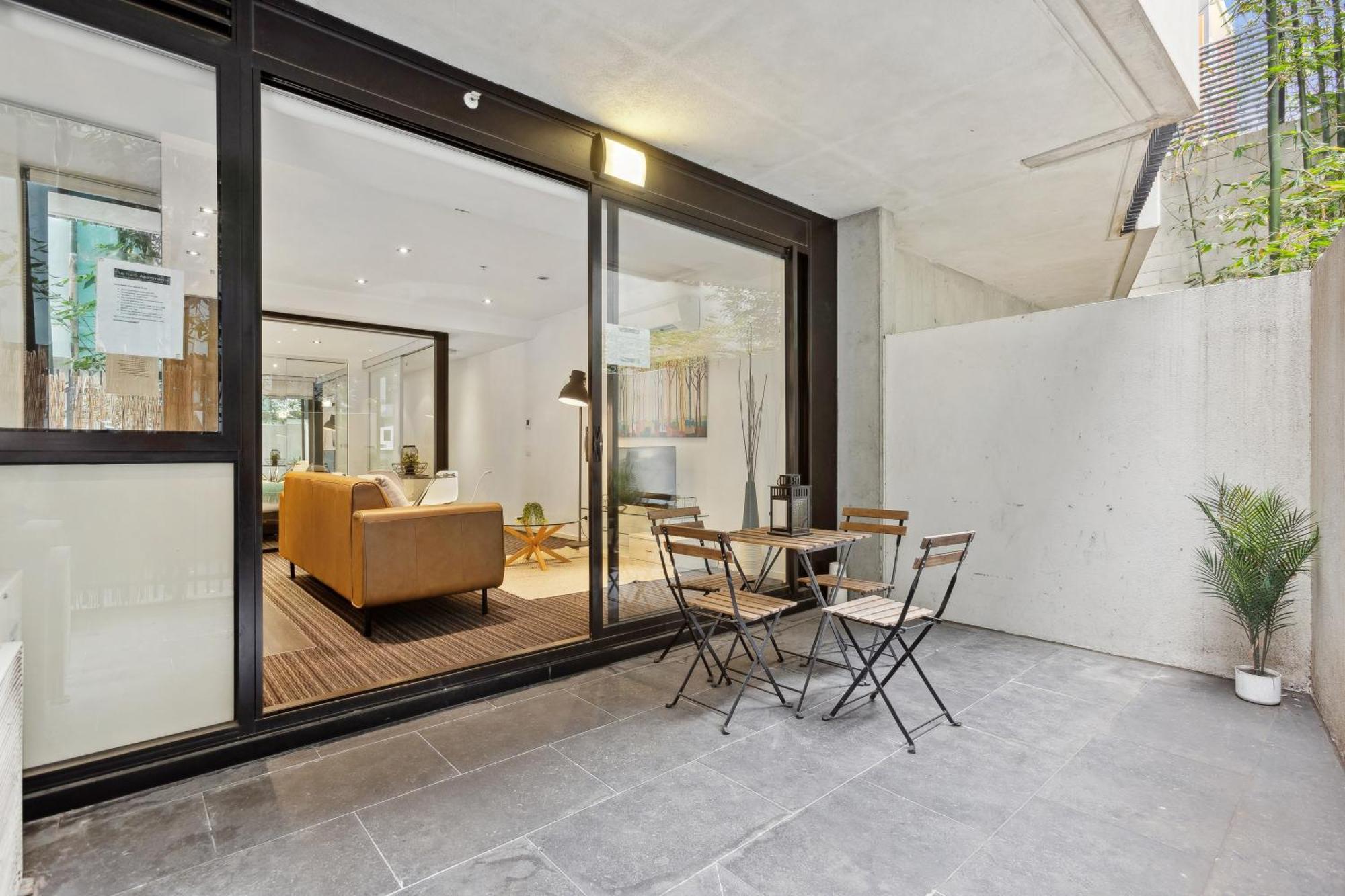 Complete Host Halo Apartments Melbourne Room photo