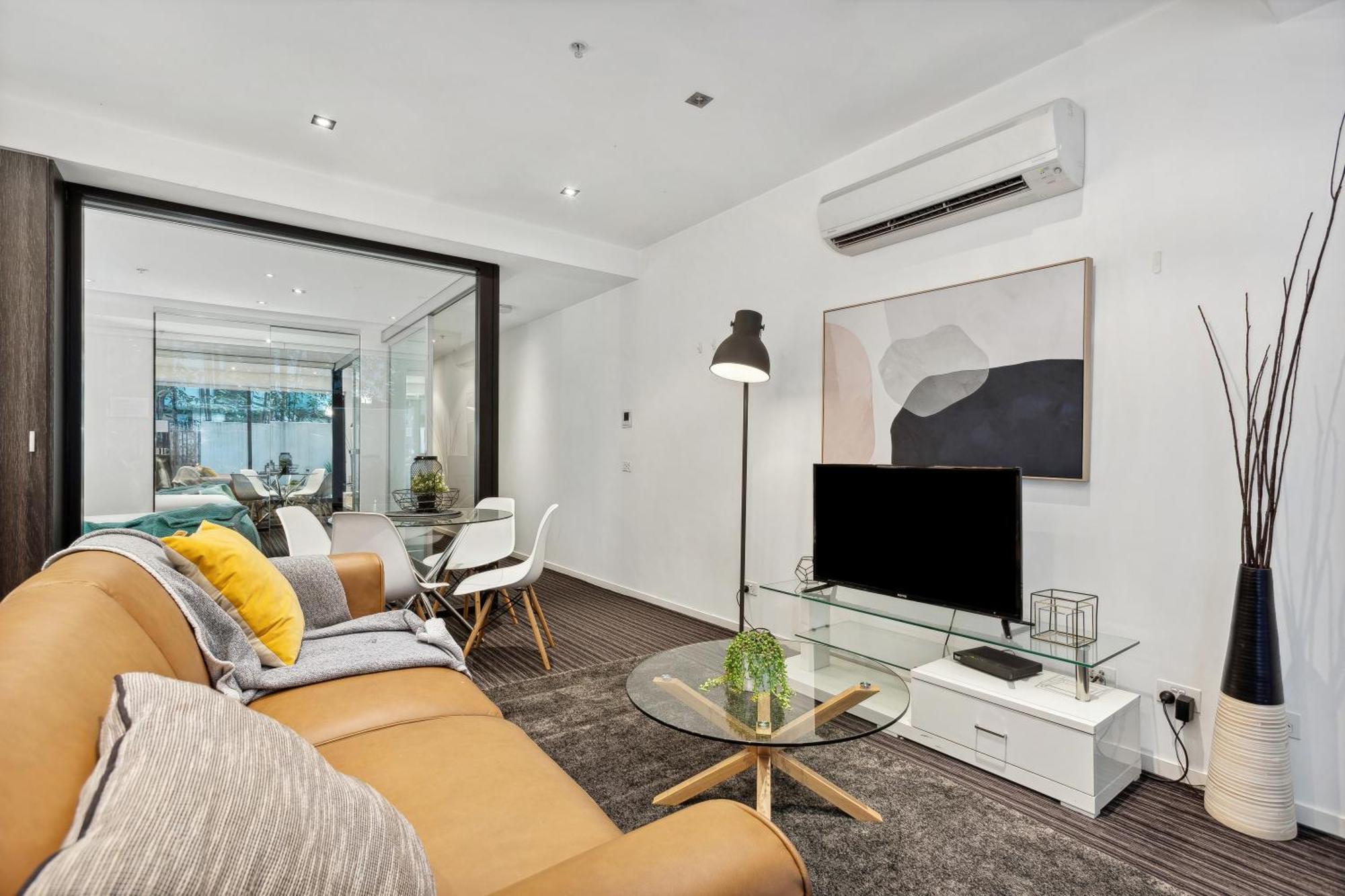 Complete Host Halo Apartments Melbourne Room photo